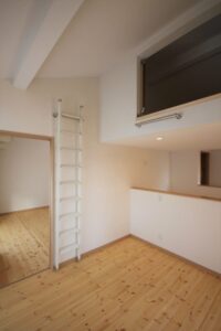 2階のホールです。小屋裏空間を利用したロフトを天井高さを必要としない階段上部に設けています。それにより、ロフトへ上がる高さが低く、上り降りを楽にしています。